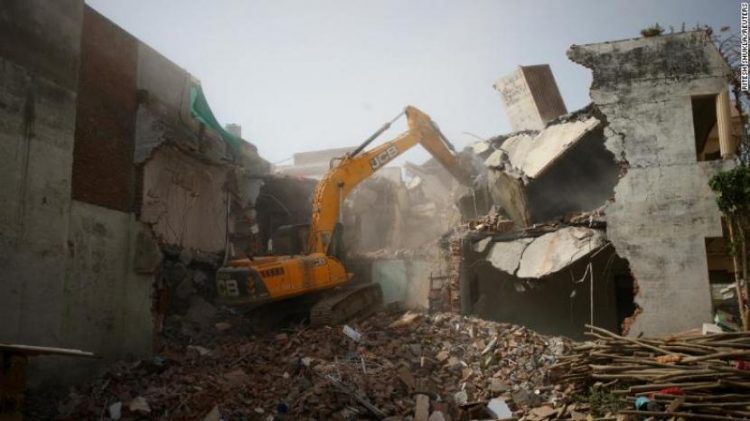 Sebuah buldoser menghancurkan rumah milik Muslim di Prayagraj, Uttar Pradesh, India, Ahad (12/6/2022). Rumah yang dihancurkan milik Muslim yang ikut unjuk rasa penghinaan Nabi Muhammad. Protes Menyebar di India karena Penghancuran Rumah Muslim 
Foto : Istimewa