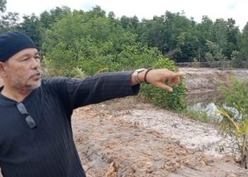 Azhari Hamid, Ketua DPP, Masyarakat Peduli Laut dan Lingkungan Hidup (MAPELL) yang mendampingi MD Kepri saat mengunjungi Pantai Kalat
Foto : MD Kepri