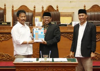 Paripurna di DPRD Batam, Rudi Paparkan dan Serahkan Rancangan KUA-PPAS Tahun Anggaran 2023
Foto : MCB