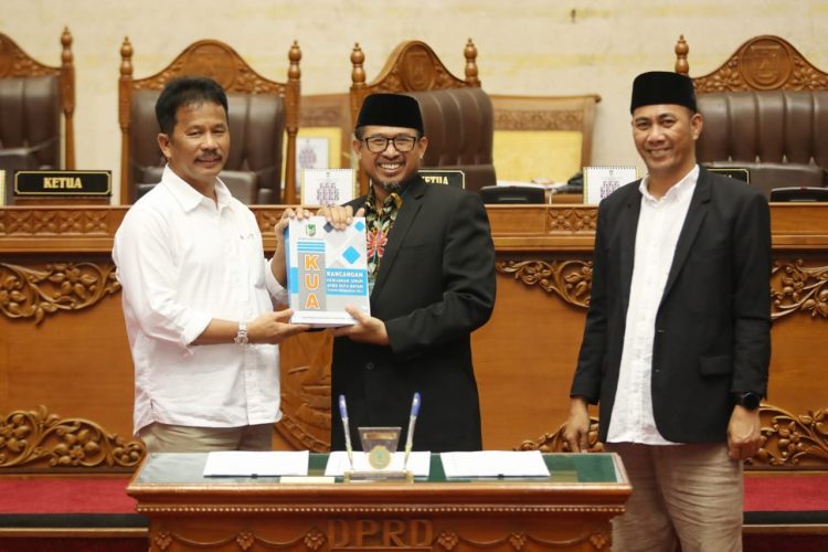 Paripurna di DPRD Batam, Rudi Paparkan dan Serahkan Rancangan KUA-PPAS Tahun Anggaran 2023
Foto : MCB