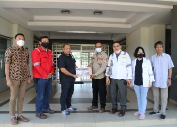 Tim Humas BP Batam bersama Jajaran Direksi Kabil Integrated Industrial Estate melakukan tinjauan ke lokasi jalan yang rusak di Kawasan Industri Kabil
Foto: BP Batam