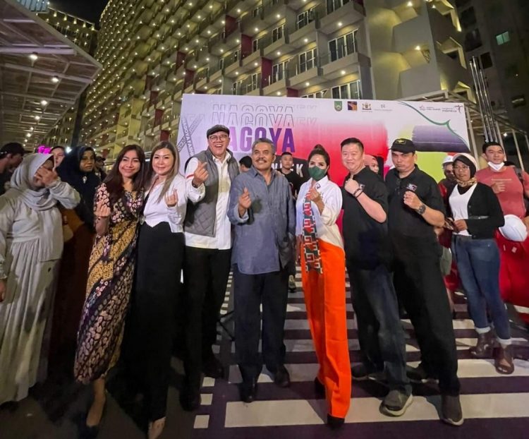 Batam Fashion Week di Thamrin Nagoya, ditaja Kadin Batam, Foto bersama Ketua Kadin Batam, Jadi Rajagukguk, Kadis Koperasi dan UMKM, Suleman Nababan, CEO PT Esa Maha Karya Tunggal, Eka Lestari Sinaga dan pendukung acara
Foto: Pri