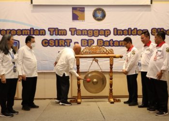 Pemukulan Gong oleh Anggota Bidang Administrasi dan Keuangan BP Batam Wahjoe Triwidijo Koentjoro sebagai tanda Peresmian Tim CSIRT-BP Batam
Foto: BP Batam