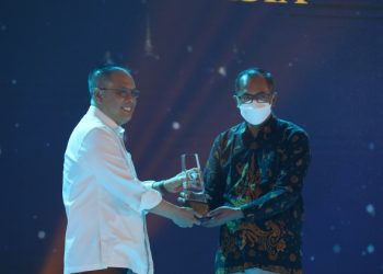 Anggota Bidang Pengelolaan Kawasan dan Investasi BP Batam Sudirman Saad menyerahkan  penghargaan kepada Pelaku Usaha dalam Anugerah Investasi 2022 pada 26 Oktober lalu
Foto: BP Batam