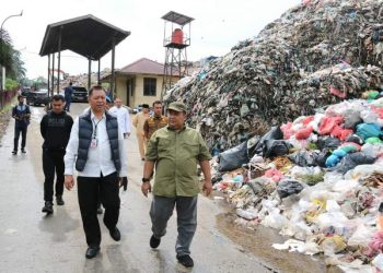 Kadis DLHK kota Pekanbaru, Hendra Afriadi monitoring persiapan jelang nataru terkait operasional TPA 2 Muara Fajar, beberapa waktu lalu,
Foto: DLHK Pekanbaru