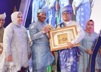 Hari Jadi Batam Ke-193, Rudi Serahkan Anugerah Batam Madani 2022
Foto: MCB