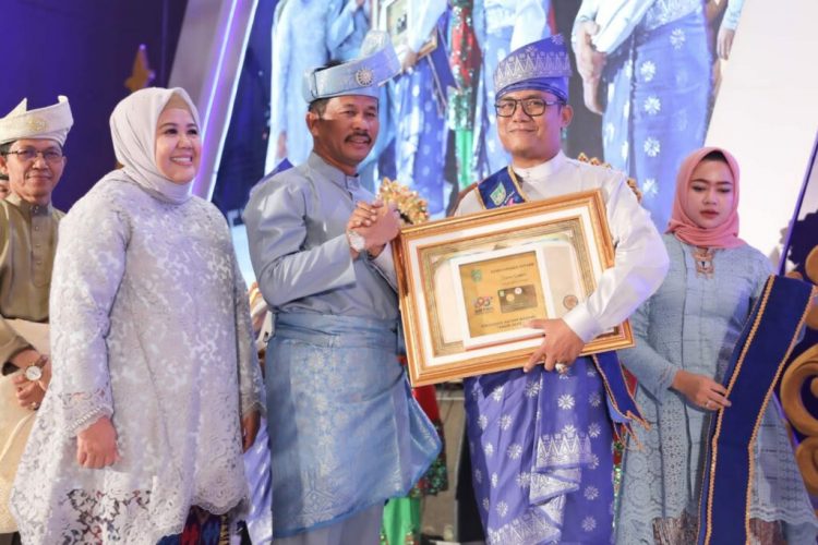 Hari Jadi Batam Ke-193, Rudi Serahkan Anugerah Batam Madani 2022
Foto: MCB