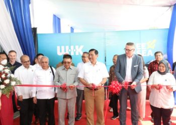 Ket. Foto : Wakil Kepala BP Batam Purwiyanto (kiri foto menggunakan baju putih) mendampingi Menko Marves Luhut Binsar Pandjaitan (kanan foto) saat kunjungan ke area pabrik PT Free The Sea usai peresmian.
Foto: BP Batam