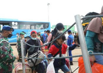 Arus penumpang di Bandara Internasional Hang Nadim dan Pelabuhan Batu Ampar selama musim mudik Lebaran Idul Fitri 2023
Foto: BP Batam