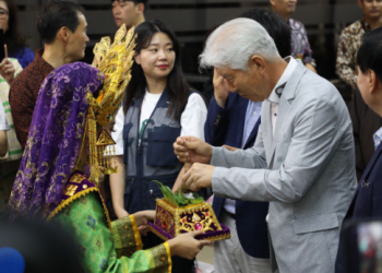 Penyambutan turis asal Korea Selatan saat penerbangan perdana Jeju Air menuju Kota Batam, Sabtu (20/5/2023).
Foto: BP Batam