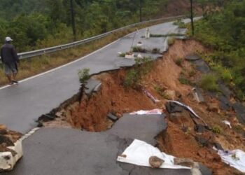 Tinjau Jalan Amblas di Kampung Tua Tanjung Piayu, Ketua DPRD Batam Tan A Tie