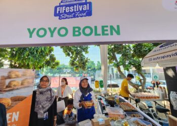Salah satu pelaku UMKM binaan FIFGROUP, Yoyobolen, yang menjajakan produk Bolen, Cookies, Aneka Kue Tradisional, dan Seblak.