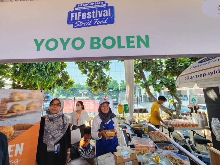 Salah satu pelaku UMKM binaan FIFGROUP, Yoyobolen, yang menjajakan produk Bolen, Cookies, Aneka Kue Tradisional, dan Seblak.