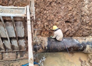 Perbaikan pipa bocor sedang berlangsung