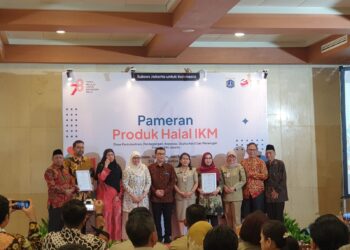 Sejumlah 1075 Sertifikat halal diserahkan Pemda DKI kepada UMKM DKI jakarta