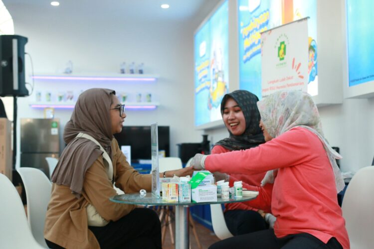 Layanan medical check up gratis dalam bentuk layanan konsultasi dokter dan pemeriksaan kesehatan yang komprehensif mulai dari pengecekan kesehatan secara umum hingga pengecekan khusus seperti diabetes dan kolesterol di Booth FIFGROUP Jelajah Kota saat gelaran Festival Kota Lama Semarang 2023 di kawasan Kuliner Nostalgia Pasar Sentiling, Kota Lama Semarang pada Sabtu (09/09/2023).