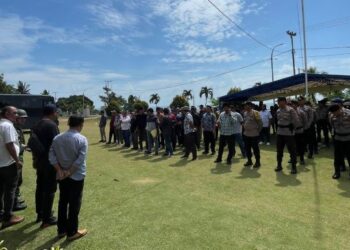 Tim sosialisasi dan verifikasi saat berada di Posko Kantor Camat Galang