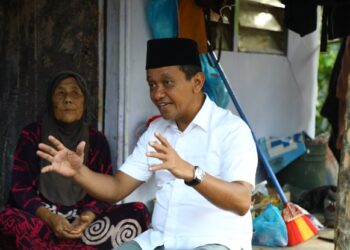 Menteri Investasi RI dan Kepala BP Batam saat mengunjungi salah satu rumah warga Desa Pasir Panjang