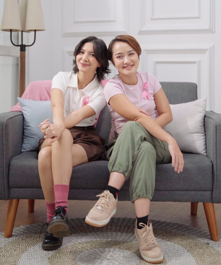 Sheila Dara dan Falla Adinda untuk UNIQLO Breast Cancer Awareness