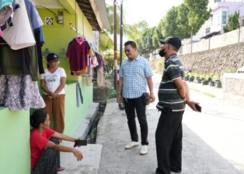 Warga Desa Pasir Merah saat sedang bersantai di hunian sementara