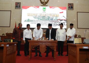 DPRD-Pemko Batam Sepakati Perubahan Kedua Perda No 10 Tahun 2016 Tentang Pembentukan dan Susunan Perangkat Daerah
(08/11/23)
Foto: Swan