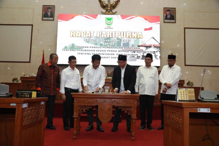 DPRD-Pemko Batam Sepakati Perubahan Kedua Perda No 10 Tahun 2016 Tentang Pembentukan dan Susunan Perangkat Daerah
(08/11/23)
Foto: Swan