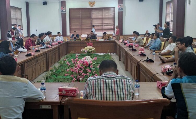 RDP Komisi I DPRD Kota Batam Tentang Konflik Warga Perumahan Namarina dengan Perangkat RW
(12/10/23)
Foto: Istimewa