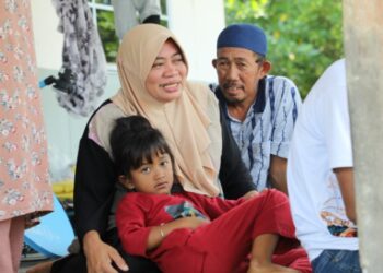 Warga asal Tanjung Banon, Rohayah, dan keluarga menyambut baik pergeseran terhadapnya