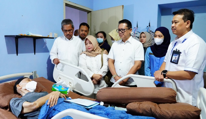 Jalin Tali Kasih, BP Batam Kunjungi Para Pensiunan, Anak Yatim dan Pegawai yang Sedang Sakit
(07/12/23)
Foto: BP Batam