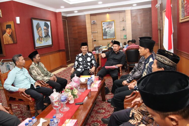 Pengurus Dewan Pimpinan Daerah LDII Kota Batam melakukan Silaturahami serta dialog dengan Pimpinan DPRD Kota Batam. di Ruang Kerja Ketua DPRD Kota Batam, Selasa, (09/01/24).