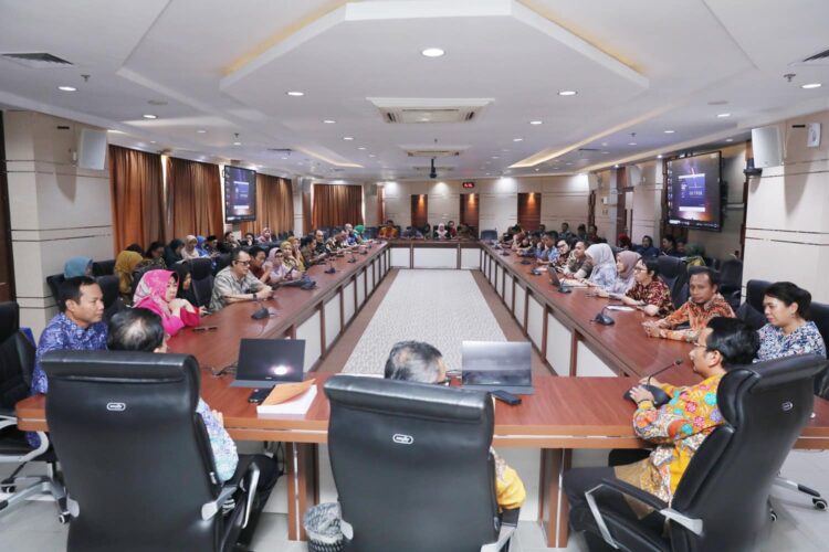 Jefridin, M. Pd. memimpin jalannya exit meeting tim pemeriksa Badan Pemeriksa Keuangan (BPK) RI Perwakilan Provinsi Kepri atas pemeriksaan terinci laporan keuangan Pemerintah Kota Batam tahun 2023 di Kantor Walikota Batam, Kamis (04/04/24)
Foto: MCB