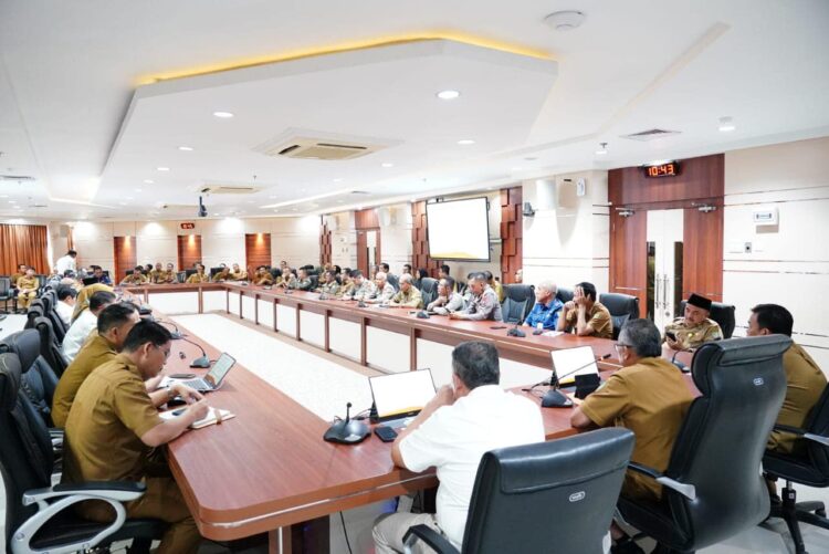 rapat koordinasi persiapan Pawai Takbir, Salat Idul Fitri, Open House dan Halal Bihalal ASN Pemerintah Kota (Pemko) Batam Tahun 2024 di Ruang Rapat Hang Nadim Lantai IV Kantor Wali Kota, Senin (01/04/24)
Foto: MCB