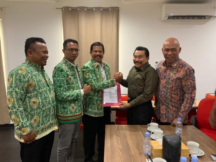 APDESI Bersama Ketua Dewan Pembina APDESI AM. Hendropriyono (Foto:Hum)