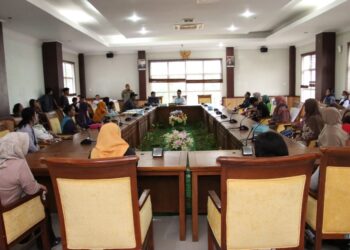 Anak Gagal Masuk SMKN 01, Warga Tembesi Mengadu ke Komisi IV DPRD Batam
(10/07/24)
Foto: DPRD Batam