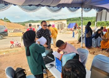 Warga Rempang yang telah bergeser saat memilih lokasi rumah baru mereka yang berlokasi di Tanjung Banon
(11/07/24)
Foto: BP Batam