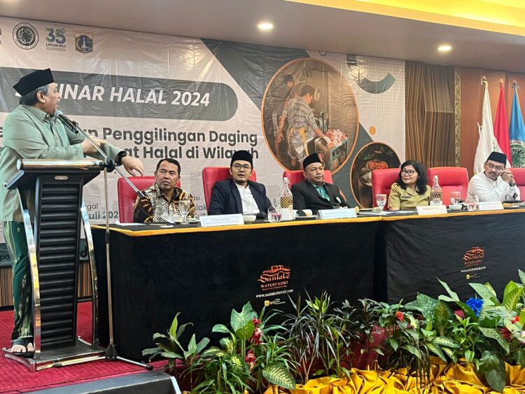 MUI DK Jakarta Gelar Seminar Mewujudkan Penggilingan Daging Bakso Bersertifikat Halal di Jakarta
(30/07/24)
Foto: Infokom MUI DK Jakarta