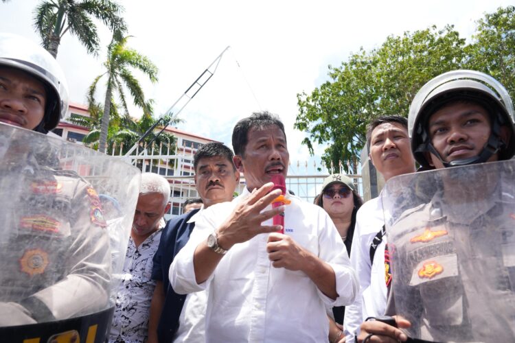 Kepala BP Batam, Muhammad Rudi, menerima aspirasi warga Perumahan Putra Jaya, Tanjung Uncang, pada Rabu (18/09/24)
Foto: BP Batam