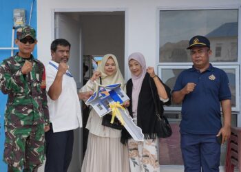 Badan Pengusahaan (BP) Batam memfasilitasi pergeseran terhadap dua Kepala Keluarga (KK) terdampak PSN Rempang Eco City ke rumah baru di Tanjung Banun, Selasa, (08/10/24)
Foto: BP Batam