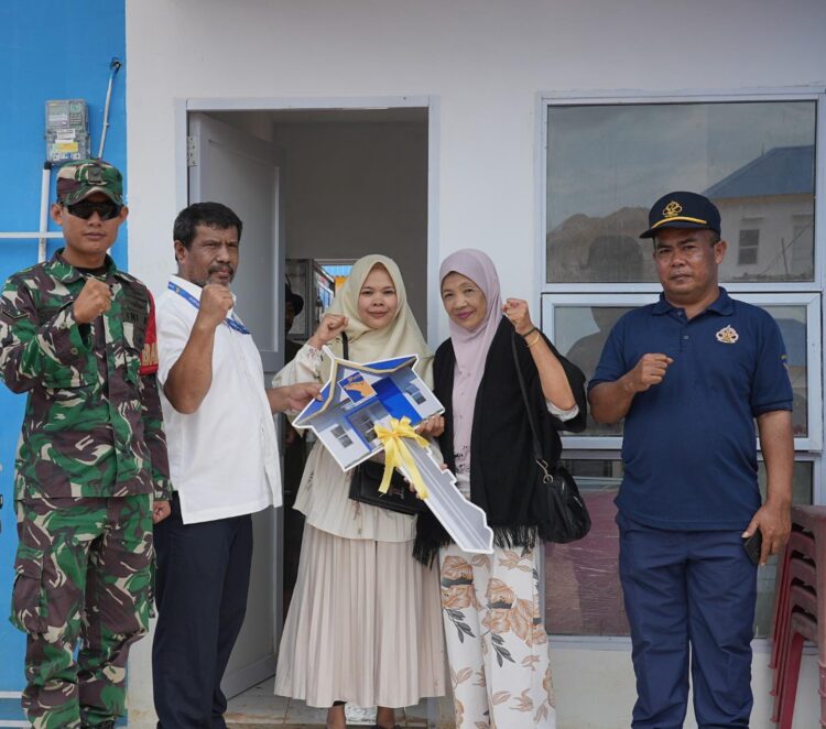 Badan Pengusahaan (BP) Batam memfasilitasi pergeseran terhadap dua Kepala Keluarga (KK) terdampak PSN Rempang Eco City ke rumah baru di Tanjung Banun, Selasa, (08/10/24)
Foto: BP Batam