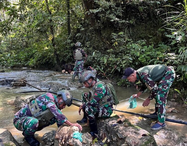 Satgas Yonif 762/VYS Perbaiki Pipa Air Warga Kampung Aisyo, Distrik Aifat
Foto: Yonif 762