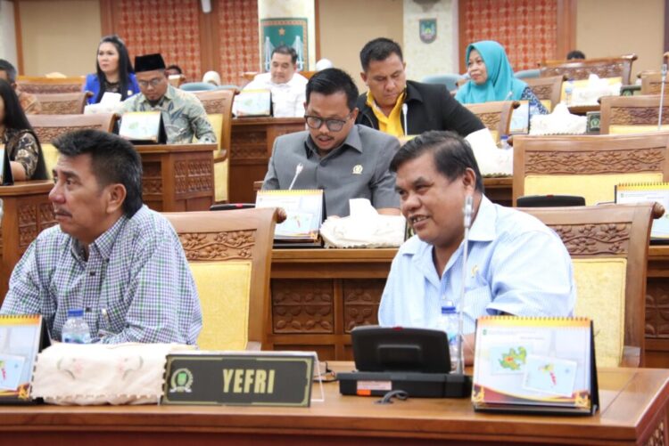 Membahas dua rancangan peraturan daerah (ranperda), DPRD Kota Batam membentuk dua panitia khusus (Pansus) dalam rapat paripurna yang digelar Kamis (07/11/24)
Foto: Humas