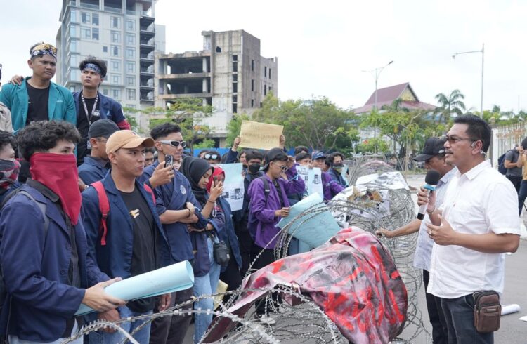 Direktur Pelayanan Terpadu Satu Pintu, Harlas Buana menemui puluhan mahasiswa yang menggelar aksi unjuk rasa di gerbang masuk BP Batam, Senin (23/12/24)
Foto: BP Batam