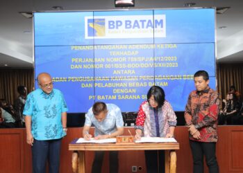 Badan Pengusahaan Batam (BP Batam) dan PT Batam Sarana Surya perkuat Perjanjian Kerja Sama Pembangkit Listrik Tenaga Surya (PLTS) Terapung Dam Duriangkang lewat penandatanganan Adendum Ketiga pada Rabu (05/02/25)
Foto: BP Batam