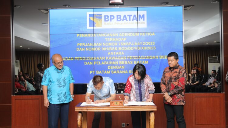 Badan Pengusahaan Batam (BP Batam) dan PT Batam Sarana Surya perkuat Perjanjian Kerja Sama Pembangkit Listrik Tenaga Surya (PLTS) Terapung Dam Duriangkang lewat penandatanganan Adendum Ketiga pada Rabu (05/02/25)
Foto: BP Batam