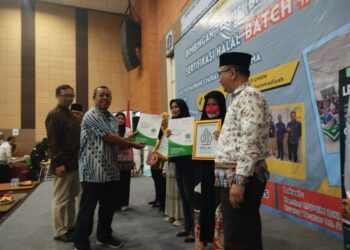 Lembaga Pengkajian Pangan, Obat-obatan dan Kosmetika Majelis Ulama Indonesia (LPPOM MUI) DKI Jakarta bekerja sama dengan Maybank Syariah kembali menyelenggarakan Pelatihan Digital Sertifikasi Halal, Kamis (06/01/25).
Foto: MUI Jakarta