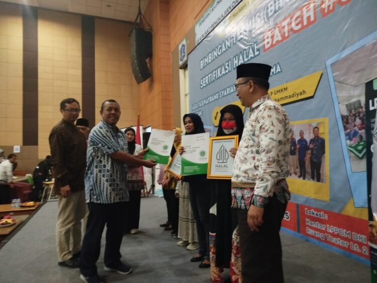 Lembaga Pengkajian Pangan, Obat-obatan dan Kosmetika Majelis Ulama Indonesia (LPPOM MUI) DKI Jakarta bekerja sama dengan Maybank Syariah kembali menyelenggarakan Pelatihan Digital Sertifikasi Halal, Kamis (06/01/25).
Foto: MUI Jakarta