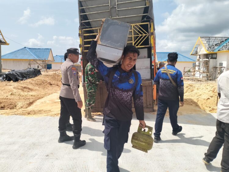 Badan Pengusahaan (BP) Batam kembali memfasilitasi pergeseran terhadap dua Kepala Keluarga (KK) terdampak pembangunan Rempang Eco-City menuju rumah baru Tanjung Banon, Jumat (21/02/25).
Foto: BP Batam