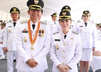 Wali Kota dan Wakil Wali Kota Batam terpilih, Amsakar Achmad dan Li Claudia Chandra resmi dilantik Presiden Prabowo Subianto di Istana Merdeka, Jakarta, Kamis (20/2/2025).
Foto: Bisnis.com