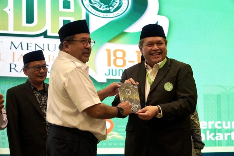 Serahkan Buku Fikih Kota Global ke Wagub Jakarta, Gus Faiz: Panduan Etis dan Spiritual Menjawab Tantangan Umat
(18/06/25)
Foto: MUI Jakarta