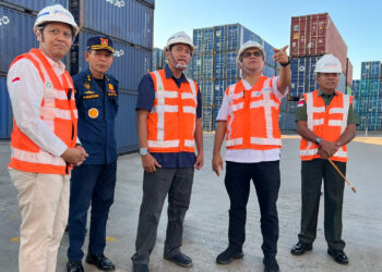 Tim Pengendalian Inflasi Daerah (TPID) Provinsi Nusa Tenggara Timur (NTT) melaksanakan inspeksi mendadak (sidak) di Pelindo Terminal Petikemas Kupang pada Selasa, (15/07/25)
Foto: Humas